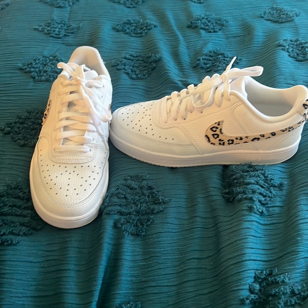 Womens Nike Court borough leopard print check